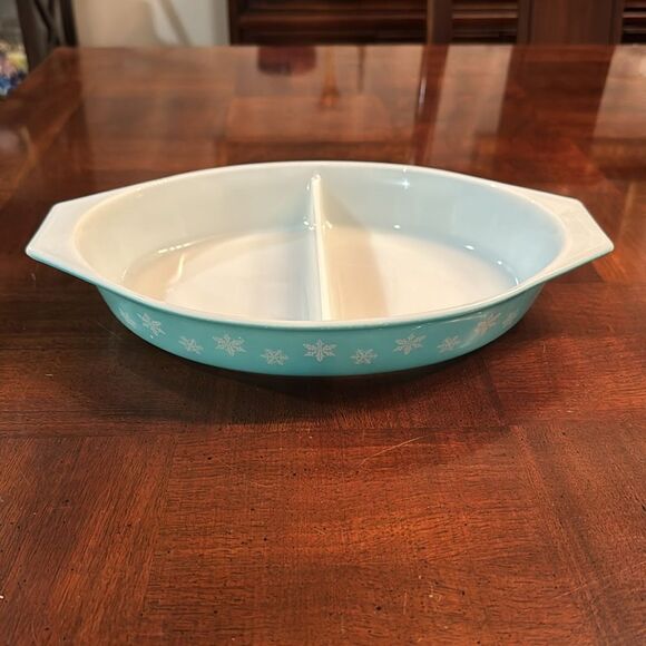 Vintage Pyrex White on Turquoise Snowflake 1 1/2 qt Divided Casserole Dish - Picture 1 of 12